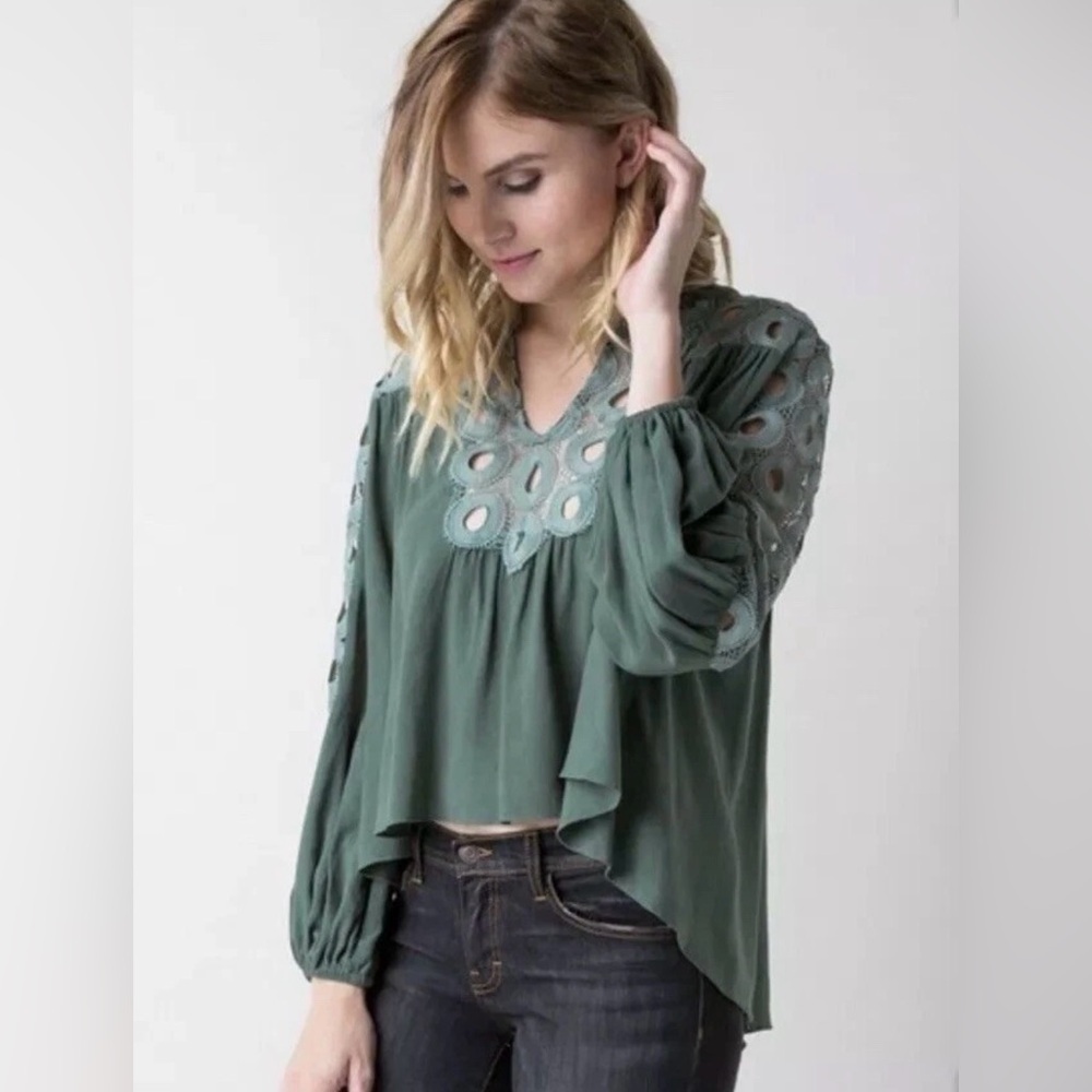 Gimmicks BKE size XS Blouse Green Eyelet Split Neck Blouse Women’s